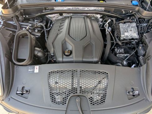 Certified 2025 Porsche Macan Turbo image 28