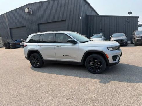 Used 2023 Jeep Grand Cherokee Altitude AWD/4WD image 7