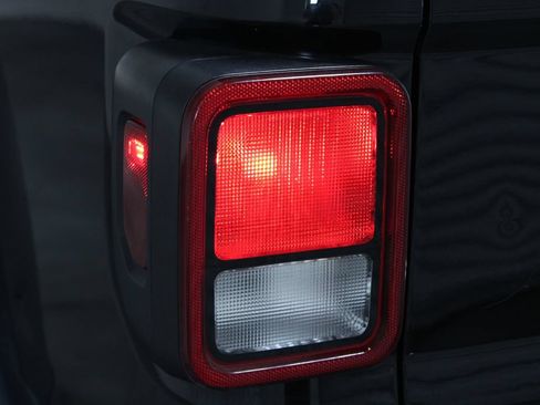 Used 2022 Jeep Gladiator Rubicon w/ Cold Weather Group AWD/4WD image 48
