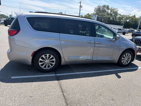 Used 2017 Chrysler Pacifica Touring-L FWD image 16