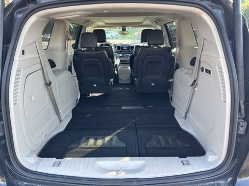Certified 2019 Chrysler Pacifica Limited image 11