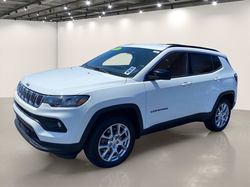 Used 2023 Jeep Compass Latitude AWD/4WD image 3