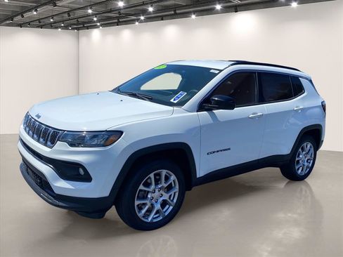 Used 2023 Jeep Compass Latitude AWD/4WD image 3