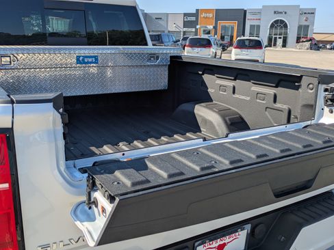 Used 2024 Chevrolet Silverado 2500 High Country w/ High Country Premium Package AWD/4WD image 5