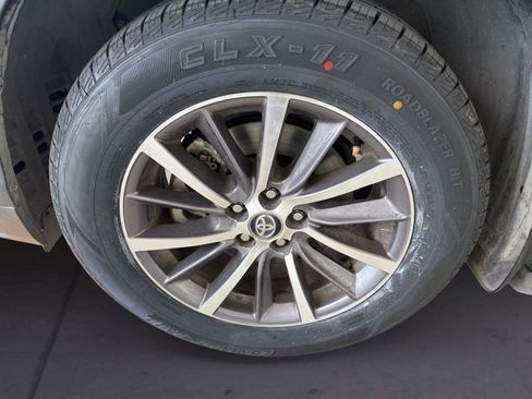 Used 2019 Toyota Highlander SE image 14