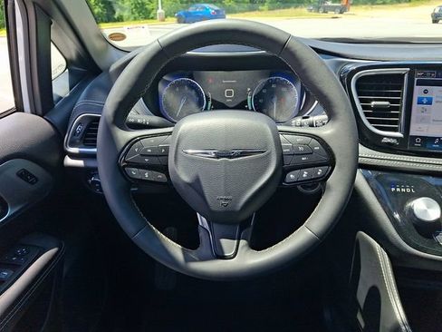 Used 2025 Chrysler Pacifica Limited FWD image 19