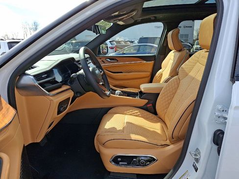 Certified 2025 Jeep Grand Cherokee Summit image 11