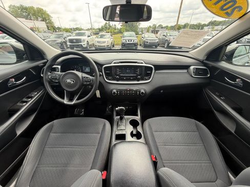 Used 2017 Kia Sorento AWD image 16