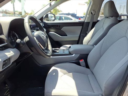 Used 2023 Toyota Highlander LE FWD image 18