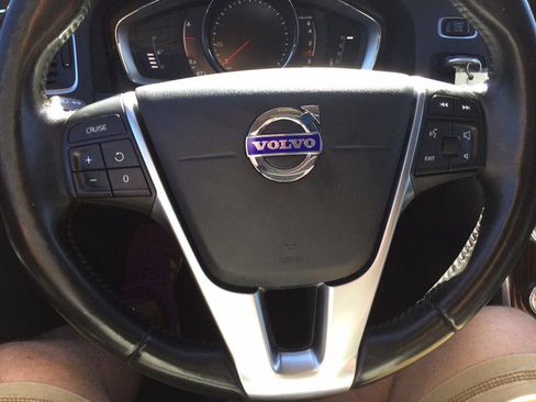 Used 2017 Volvo V60 T5 Cross Country w/ Climate Package image 10