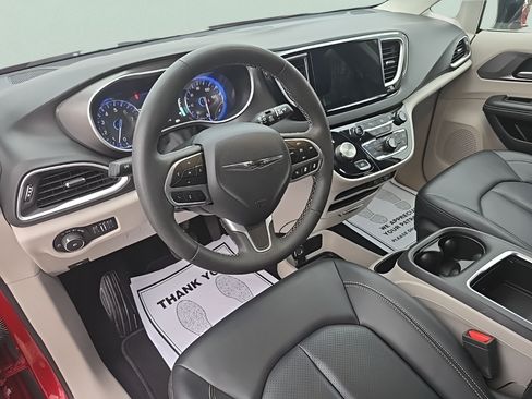 Used 2024 Chrysler Pacifica Touring-L FWD image 12