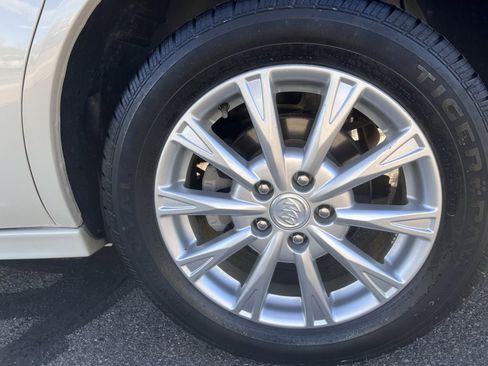 Used 2011 Buick Lucerne CXL image 19