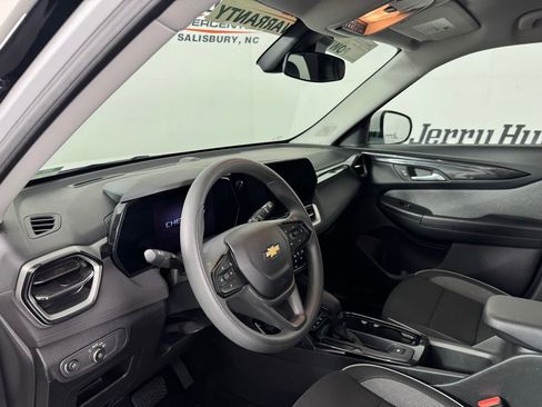 Used 2025 Chevrolet TrailBlazer LT AWD/4WD image 13