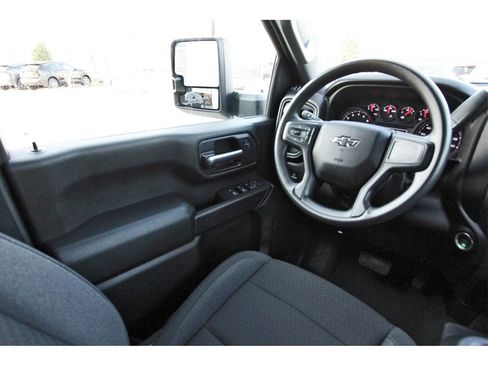 Used 2025 Chevrolet Silverado 2500 Custom w/ Custom Value Package image 6