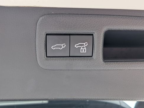 Used 2022 Toyota Venza LE AWD/4WD image 14
