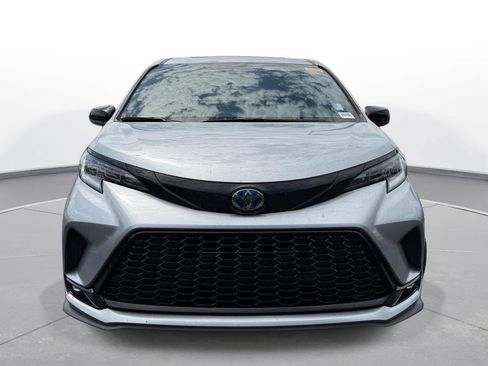 Used 2025 Toyota Sienna XSE w/ XSE Plus Package FWD image 3