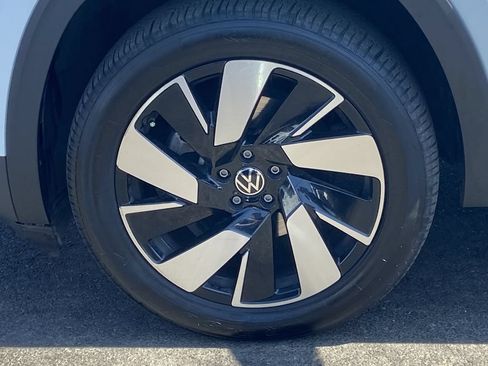 Used 2025 Volkswagen Atlas Cross Sport SE FWD image 28