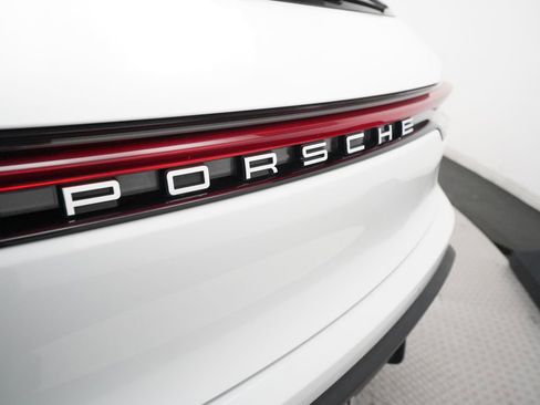 Certified 2023 Porsche Macan AWD/4WD image 15