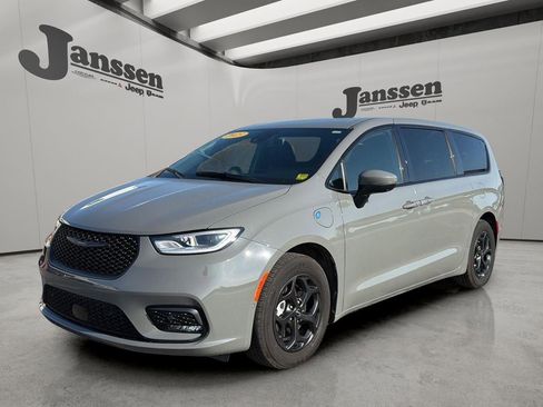Used 2023 Chrysler Pacifica Touring-L w/ S Appearance Package FWD image 8