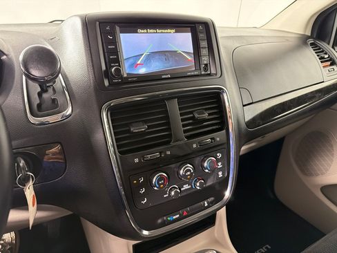 Used 2016 Dodge Grand Caravan SXT w/ UConnect Hands-Free Group FWD image 14