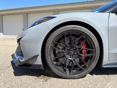 Used 2024 Chevrolet Corvette Z06 w/ Z07 Performance Package RWD image 8