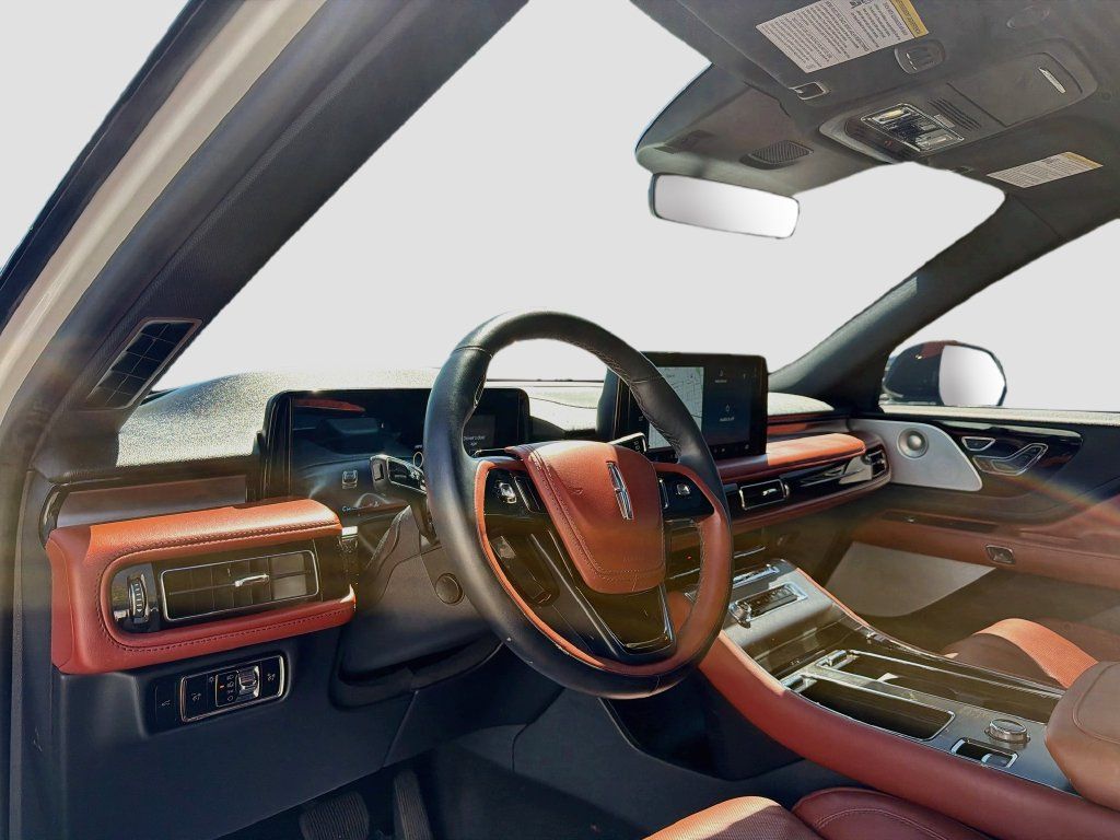 Used 2025 Lincoln Aviator Reserve w/ Luxury Package RWD image 9