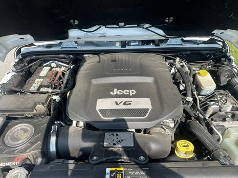 Used 2017 Jeep Wrangler Unlimited Rubicon w/ Connectivity Group AWD/4WD image 9