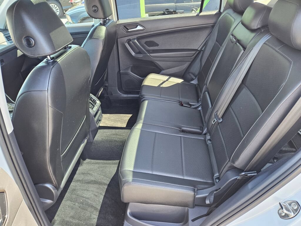 Used 2018 Volkswagen Tiguan SE w/ Panoramic Sunroof Package AWD/4WD image 12