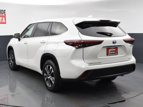 Used 2024 Toyota Highlander XLE AWD/4WD image 3