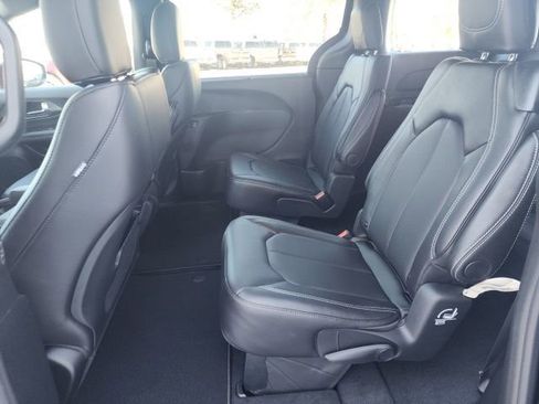New 2026 Chrysler Pacifica Select AWD/4WD image 17