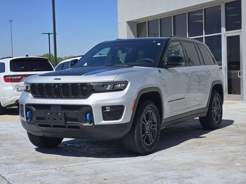 Used 2024 Jeep Grand Cherokee Trailhawk w/ Advanced Protech Group II AWD/4WD image 4