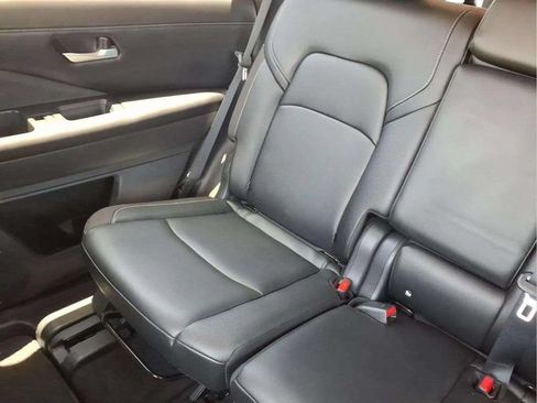 Used 2024 Nissan Pathfinder SL FWD image 17