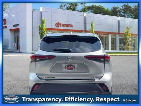 Used 2023 Toyota Highlander XLE AWD/4WD image 7