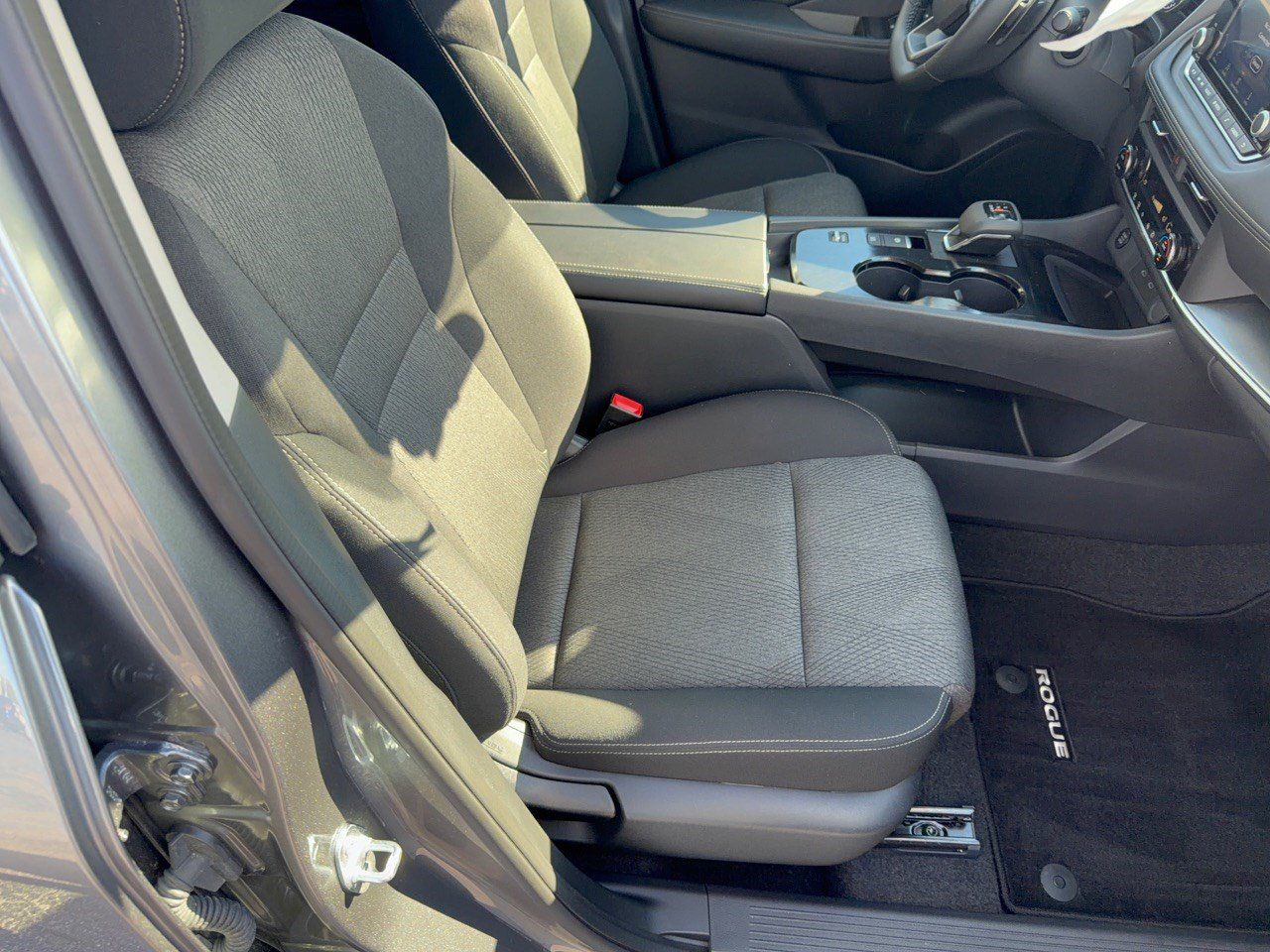 Certified 2025 Nissan Rogue SV FWD image 34