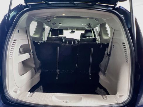 Used 2023 Chrysler Pacifica Touring-L FWD image 33