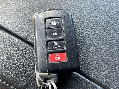 Used 2019 Toyota Highlander Limited FWD image 26