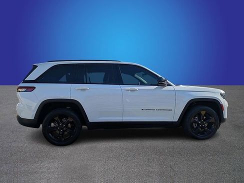 Used 2023 Jeep Grand Cherokee Altitude AWD/4WD image 6
