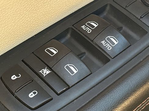 Used 2019 Chrysler Pacifica Touring-L image 37