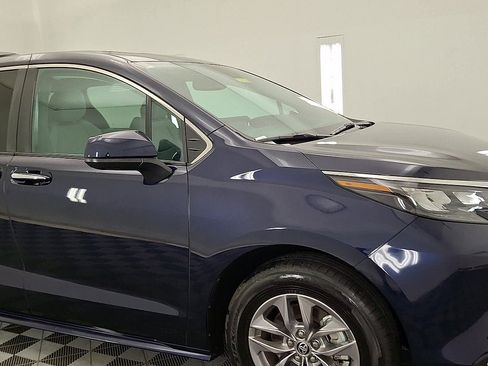 Used 2025 Toyota Sienna XLE AWD/4WD image 6
