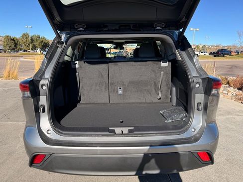Used 2026 Toyota Highlander XLE image 25