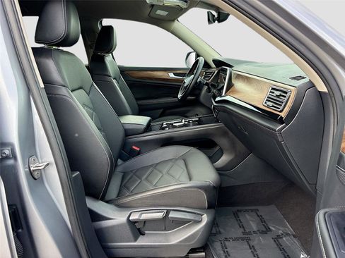 Used 2025 Volkswagen Atlas SE image 28