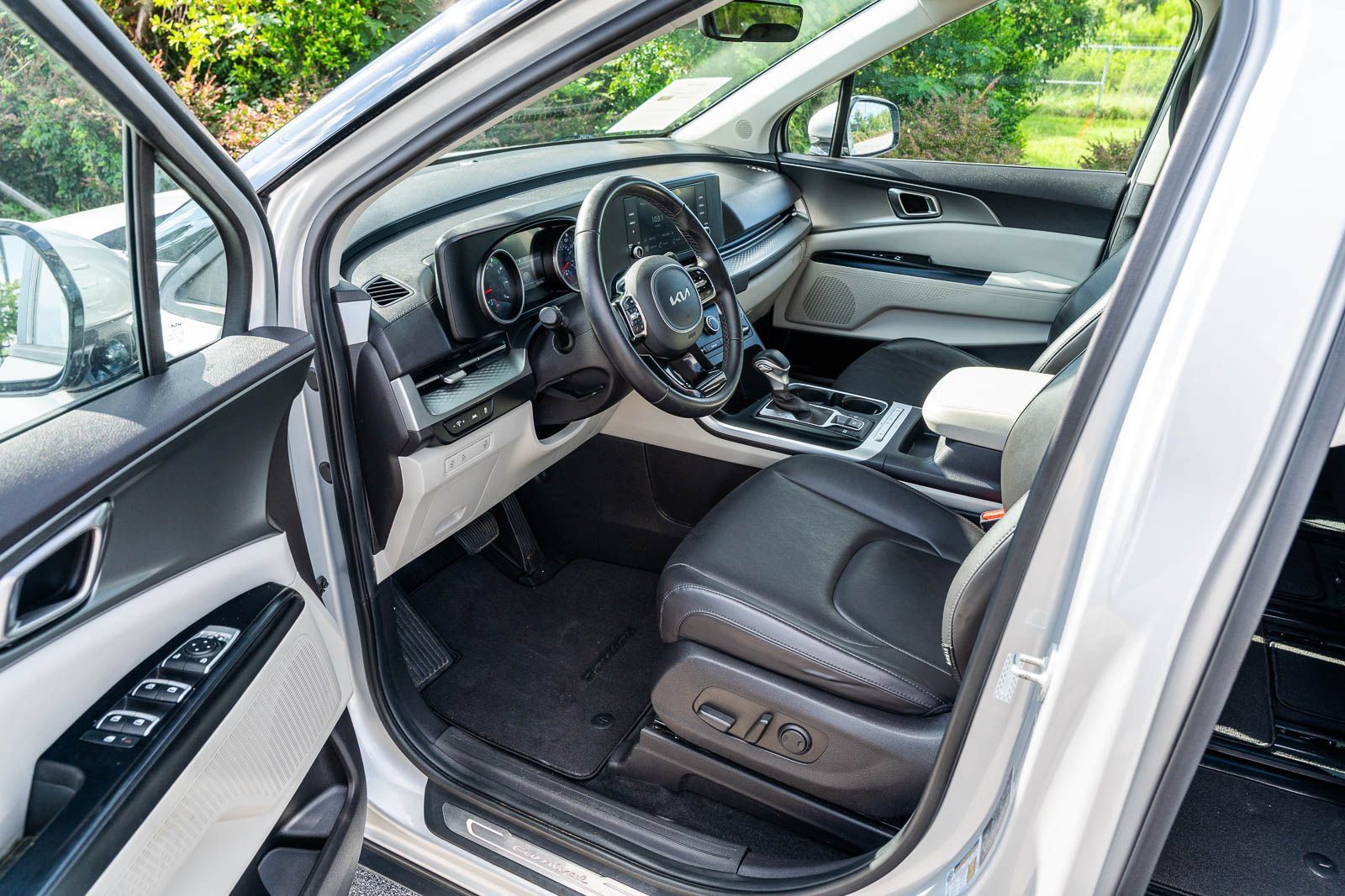 Used 2023 Kia Carnival LX FWD image 18