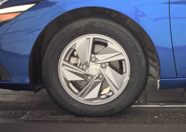 Used 2025 Hyundai Elantra SE FWD image 7