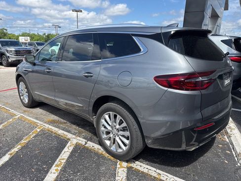 Used 2019 Buick Enclave Essence FWD image 2