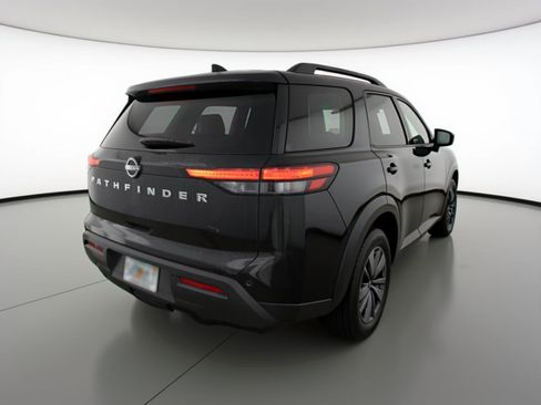 Used 2025 Nissan Pathfinder SV image 9