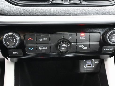 Used 2023 Jeep Compass Latitude image 28