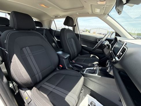Used 2025 Hyundai Venue SEL FWD image 26