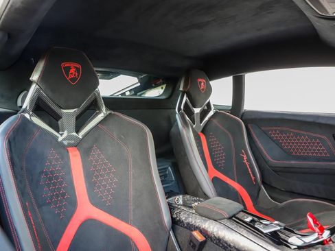 Used 2018 Lamborghini Huracan Performante AWD/4WD image 6