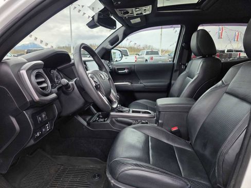 Used 2021 Toyota Tacoma TRD Off-Road w/ TRD Premium Off Road Package AWD/4WD image 21