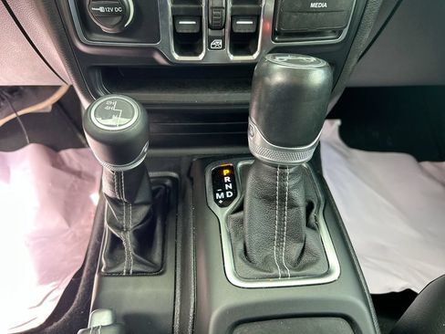 Used 2019 Jeep Wrangler Unlimited Sahara w/ Uconnect 4C Nav & Sound Group AWD/4WD image 19